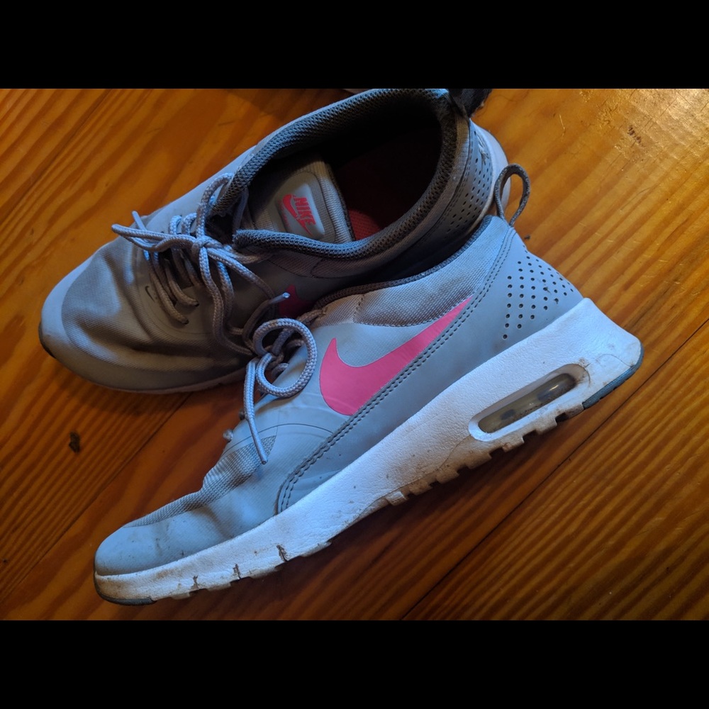Nike tennis shoes good condition size 7